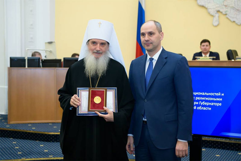 Губернатор Денис Паслер вручил наши первые награды за помощь во время весеннего паводка