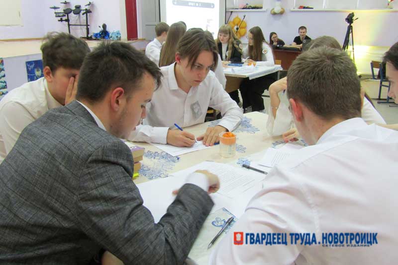 В Новотроицке определили знатоков физики среди школьников