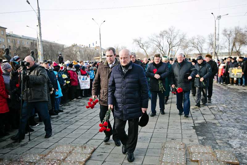 Девять дней спустя. Более 1000 орчан пришли в Сквер Славы почтить память погибших пассажиров Ан-148 (фото)