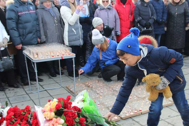 Девять дней спустя. Более 1000 орчан пришли в Сквер Славы почтить память погибших пассажиров Ан-148 (фото)