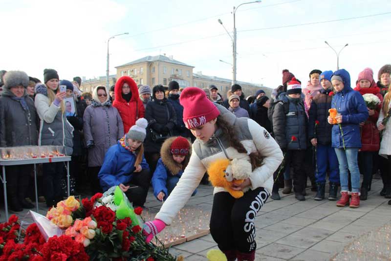 Девять дней спустя. Более 1000 орчан пришли в Сквер Славы почтить память погибших пассажиров Ан-148 (фото)