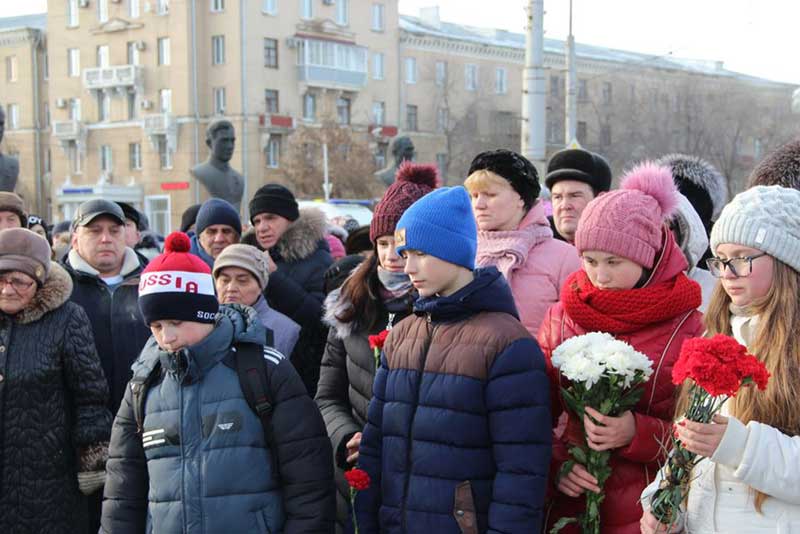 Девять дней спустя. Более 1000 орчан пришли в Сквер Славы почтить память погибших пассажиров Ан-148 (фото)