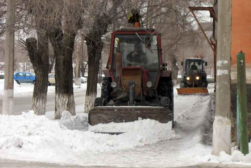 Коммунальщики приступили к очистке городских улиц