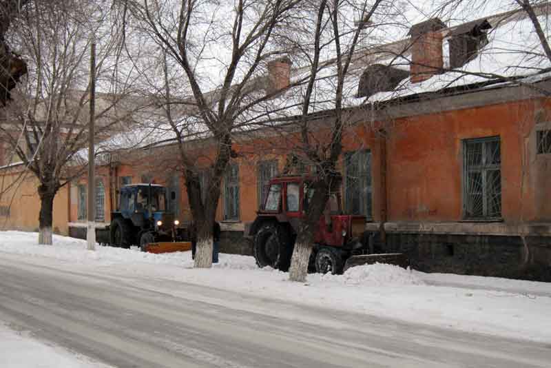 Коммунальщики приступили к очистке городских улиц