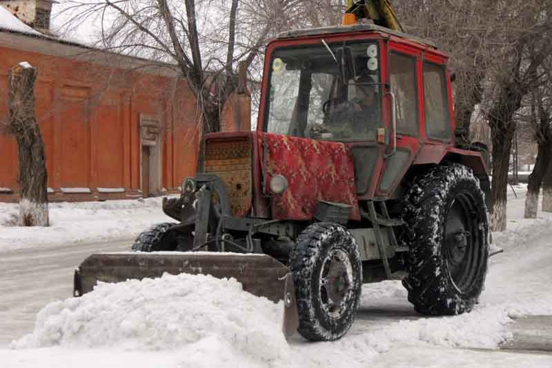 Коммунальщики приступили к очистке городских улиц