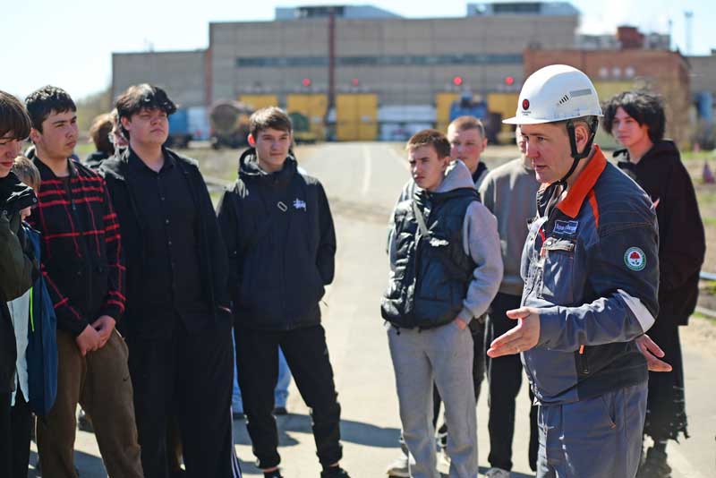 Уральская Сталь провела День открытых дверей для новотроицких старшеклассников