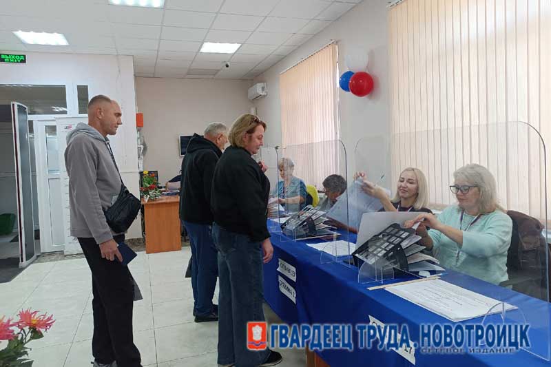 С особым чувством приходят новотройчане на  избирательный участок, носящий имя земляка,   Героя России Константина Ситкина