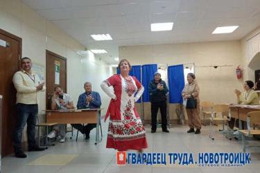В Новотроицке наблюдатель одного из избирательных участков Ольга Кислицына поднимает настроение голосующих танцевальными номерами