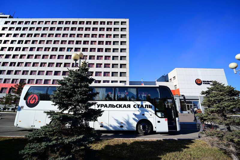 Сто новотроицких старшеклассников посетили Уральскую Сталь