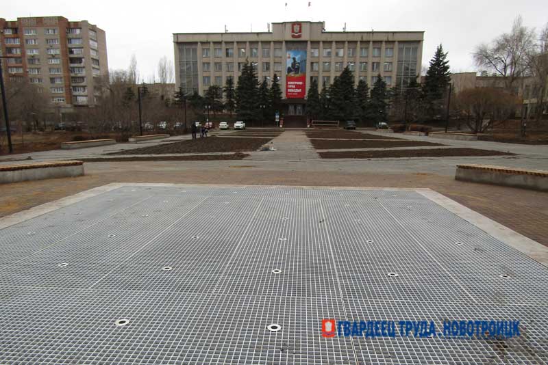 В Новотроицке специалисты ведут приемку выполненных работ по благоустройству городской площади