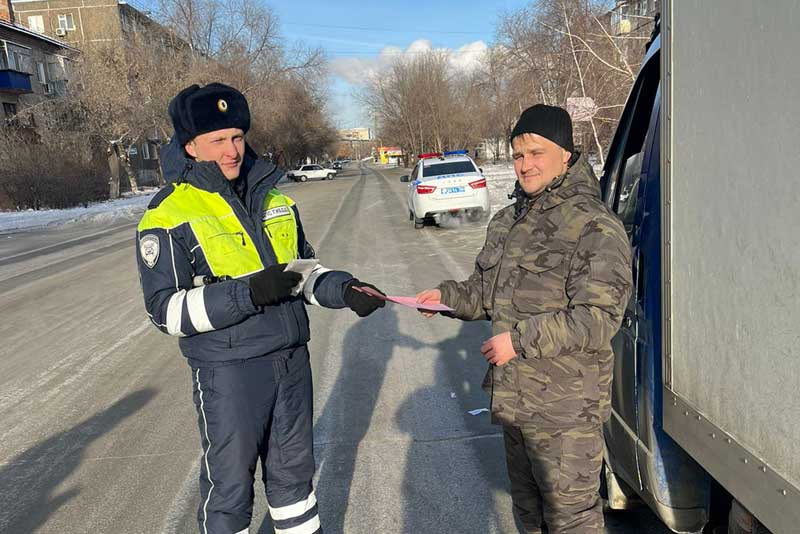 В  Новотроицке сотрудники Госавтоинспекции проводят акцию «Безопасность во дворе и на дороге!»