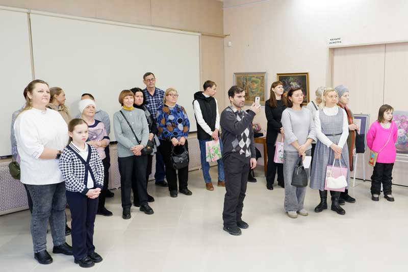 Новотройчане познакомились с творчеством художницы Елены Кожиной из соседнего Орска (6+)