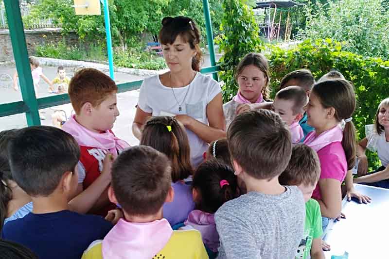 Свежий воздух, подвижные игры и угощение (фото)