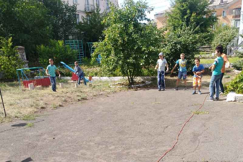 Свежий воздух, подвижные игры и угощение (фото)