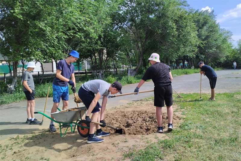 Уральская Сталь на лето трудоустроила новотроицких школьников