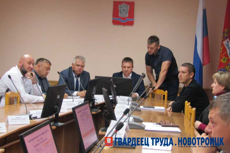В Новотроицке депутаты не смогли собраться на внеочередное заседание горсовета, где предполагалось пересмотреть тарифы на коммунальные услуги