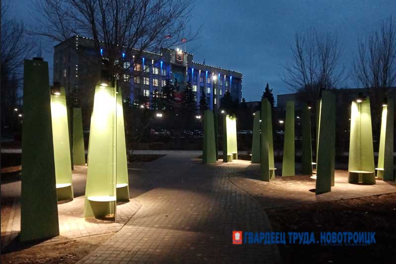 В Новотроицке на благоустроенной городской площади установили два новых арт-объекта