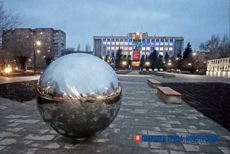 В Новотроицке на благоустроенной городской площади установили два новых арт-объекта