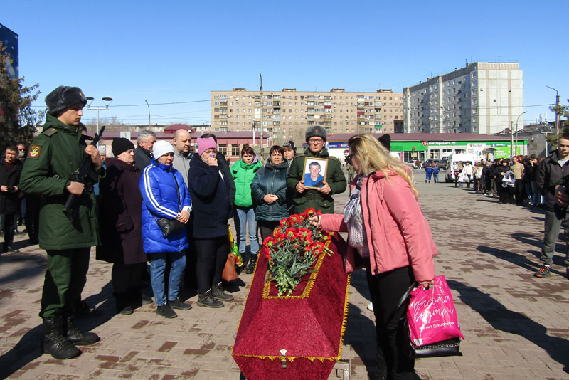 Новотройчане проводили в последний путь участника СВО Алексея Баландина