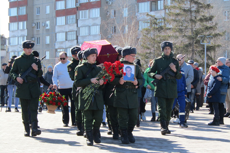 Новотройчане проводили в последний путь участника СВО Алексея Баландина