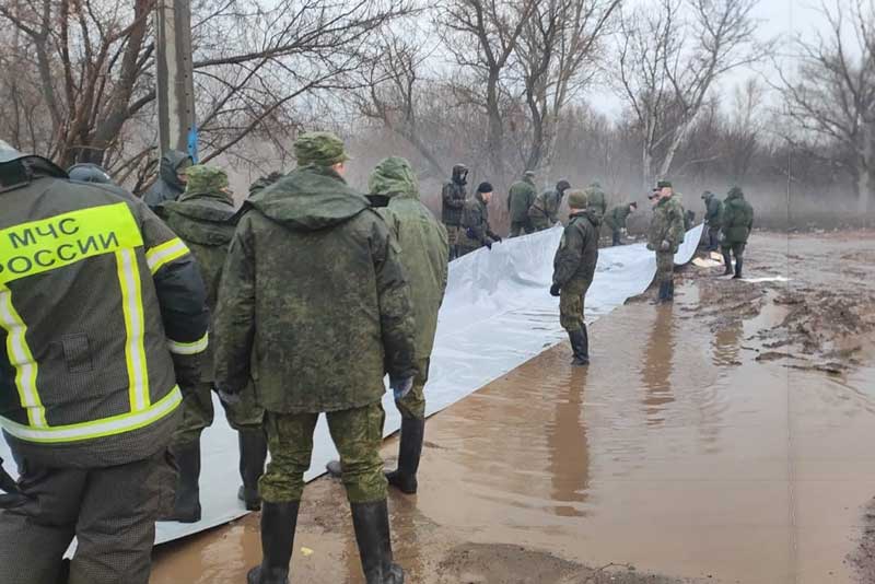 В Оренбуржье сотни резервистов минобороны помогают в ликвидации последствий паводка