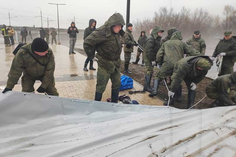 В Оренбуржье сотни резервистов минобороны помогают в ликвидации последствий паводка