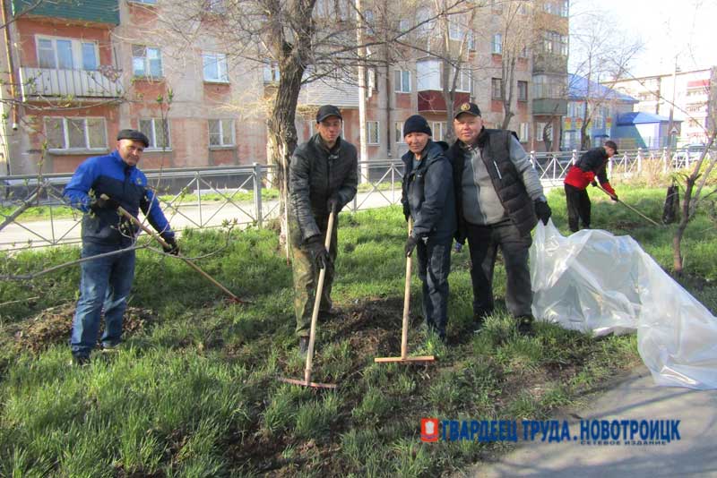 Работники Новотроицкого химзавода вышли на генеральную уборку