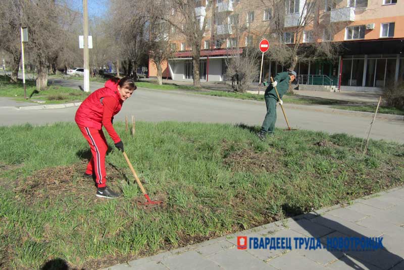 Работники Новотроицкого химзавода вышли на генеральную уборку