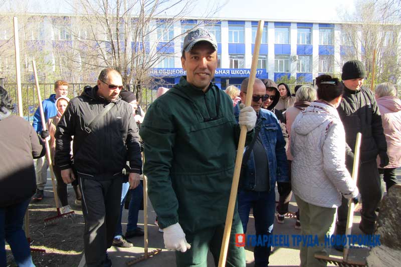 Работники Новотроицкого химзавода вышли на генеральную уборку