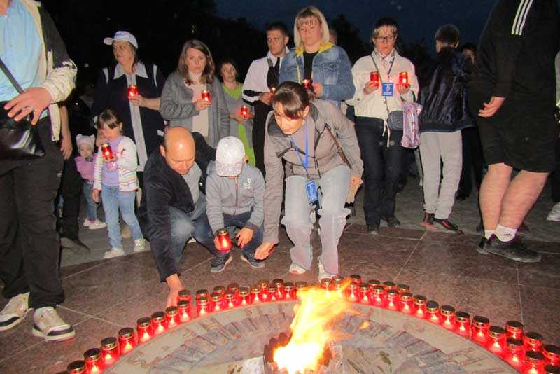 Новотройчане зажгли лампадки у монумента «Вечно Живым»