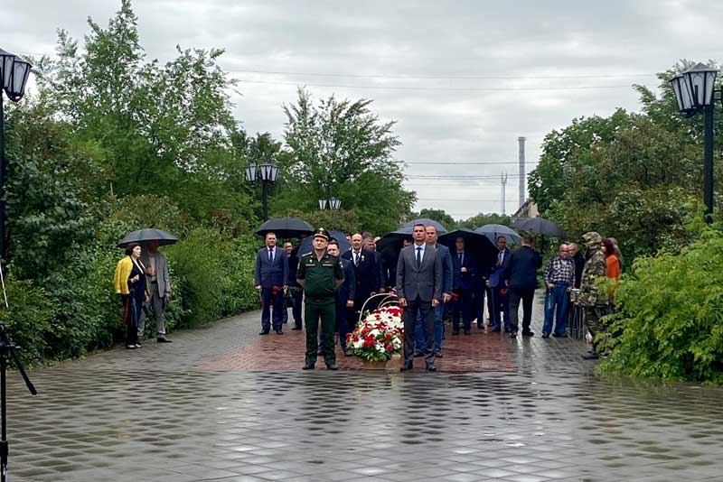 Руководители ООО «Оренбургский пропант» возложили цветы к монументу «Вечно живым»