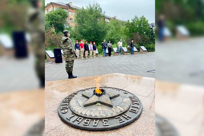 Руководители ООО «Оренбургский пропант» возложили цветы к монументу «Вечно живым»