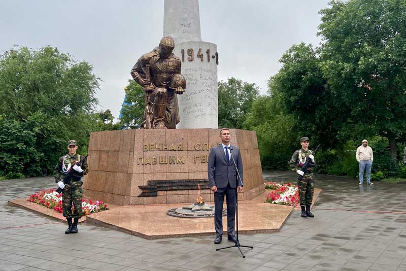 Руководители ООО «Оренбургский пропант» возложили цветы к монументу «Вечно живым»