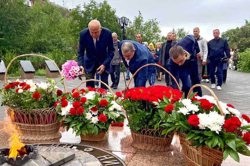 Руководители ООО «Оренбургский пропант» возложили цветы к монументу «Вечно живым»