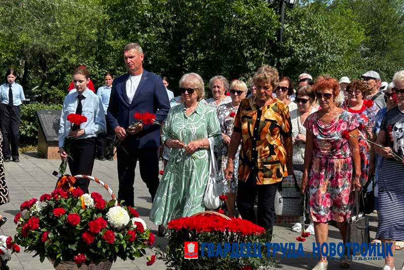 Новотройчане в День памяти и скорби собрались на траурный митинг
