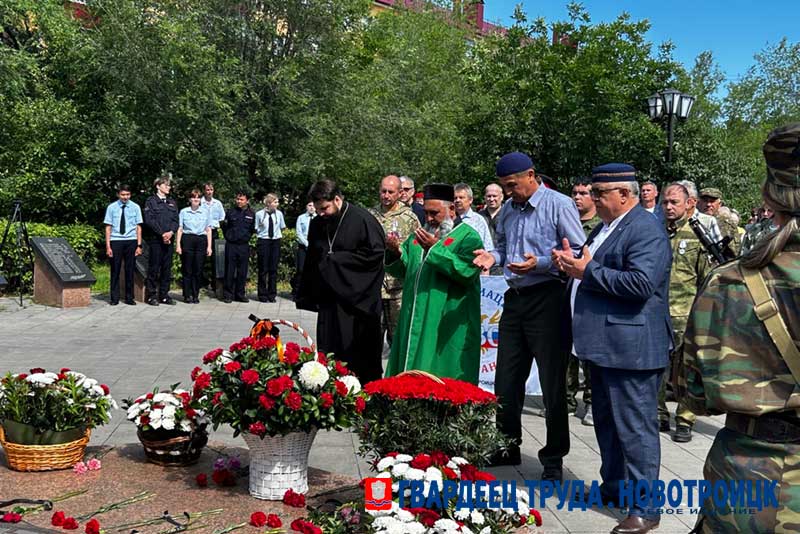 Новотройчане в День памяти и скорби собрались на траурный митинг