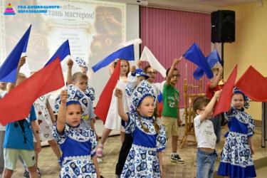 Новотроицких дошколят пригласили в удивительный мир русских ремёсел