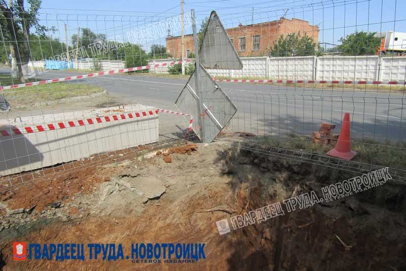 В Новотроицке приступили к замене водовода на улице Зеленой  