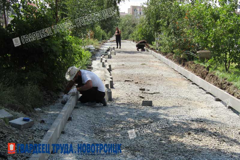 В Новотроицке приступили к благоустройству площади перед городским рынком