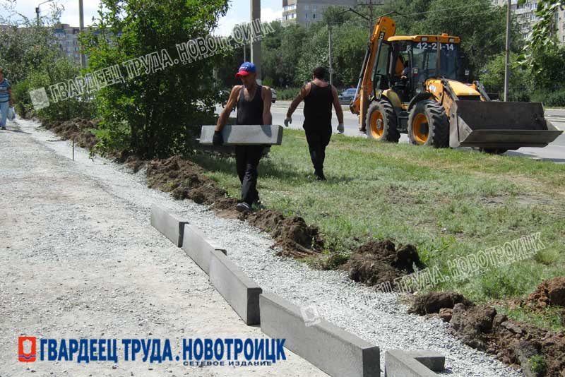 В Новотроицке приступили к благоустройству площади перед городским рынком