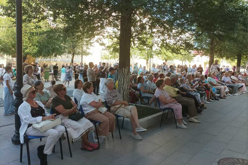 В Оренбурге, на «Четвергах у Ростроповичей», встречали новотроицкий ансамбль «Сударушка»