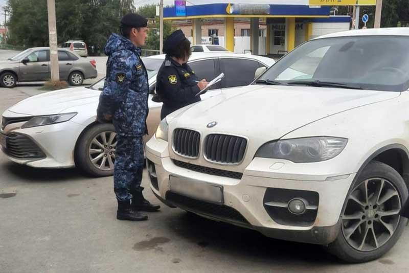 Около 60 собственников автомобилей прошли проверку на наличие задолженности  на дорогах Новотроицка и  Орска