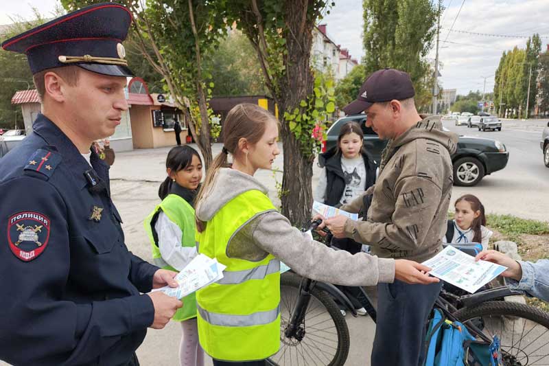 Сотрудники ГАИ  и юные инспекторы дорожного  движения в Новотроицке провели акцию «Внимание, пешеход!»