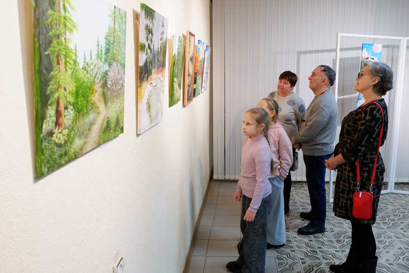 Предновогодняя художественная экспозиция «Палитра путешествий» открылась в Новотроицке (6+)