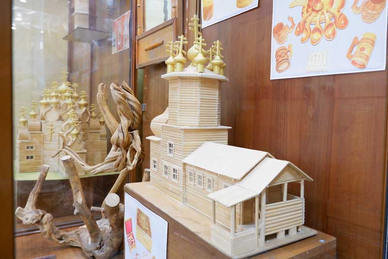 В Новотроицке представили экспозицию поделок местных мастеров из дерева (0+)