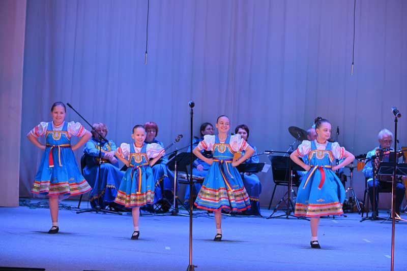 В Новотроицке с аншлагом прошел концерт народного ансамбля русской песни и танца «Изумруд»