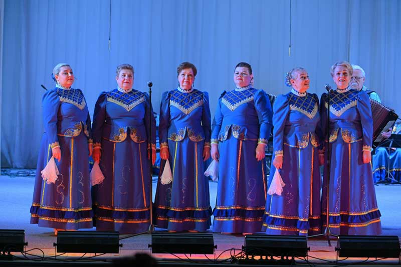 В Новотроицке с аншлагом прошел концерт народного ансамбля русской песни и танца «Изумруд»
