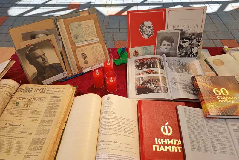 В Новотроицком детском загородном лагере «Родник» местные архивисты развернули экспозицию подлинных документов о войне