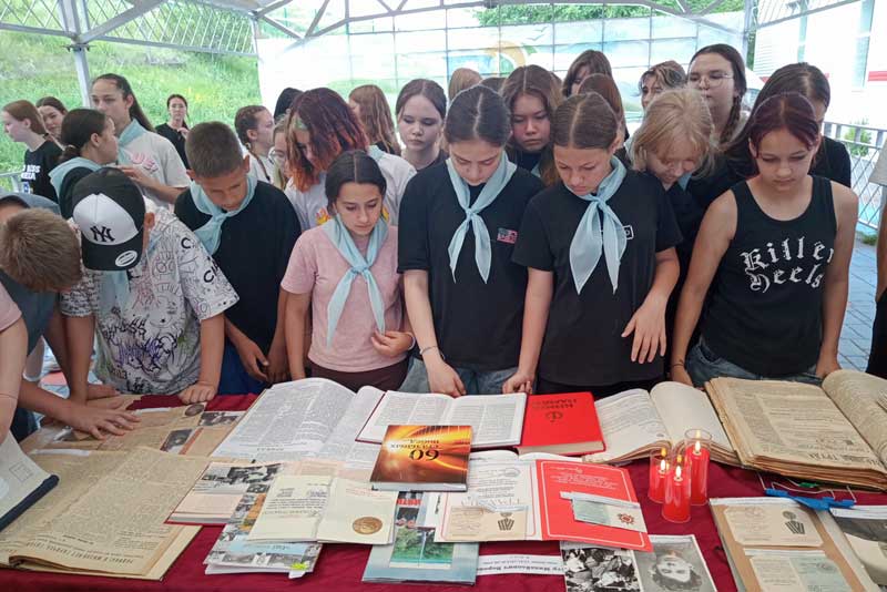 В Новотроицком детском загородном лагере «Родник» местные архивисты развернули экспозицию подлинных документов о войне