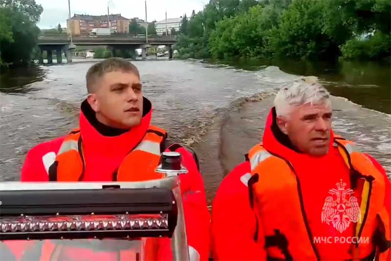 Аэромобильная группировка МЧС России помогает ликвидировать последствия дождевого паводка в Бугуруслане